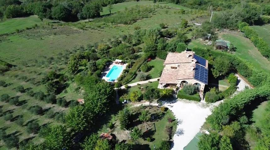 Agriturismo per 5 persone, con piscina e sauna nonché panorama e giardino in Urbania