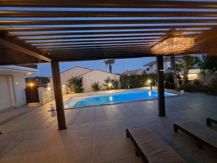 Location de vacances pour 10 personnes, avec terrasse ainsi que piscine et jardin à Vailhauquès - 3