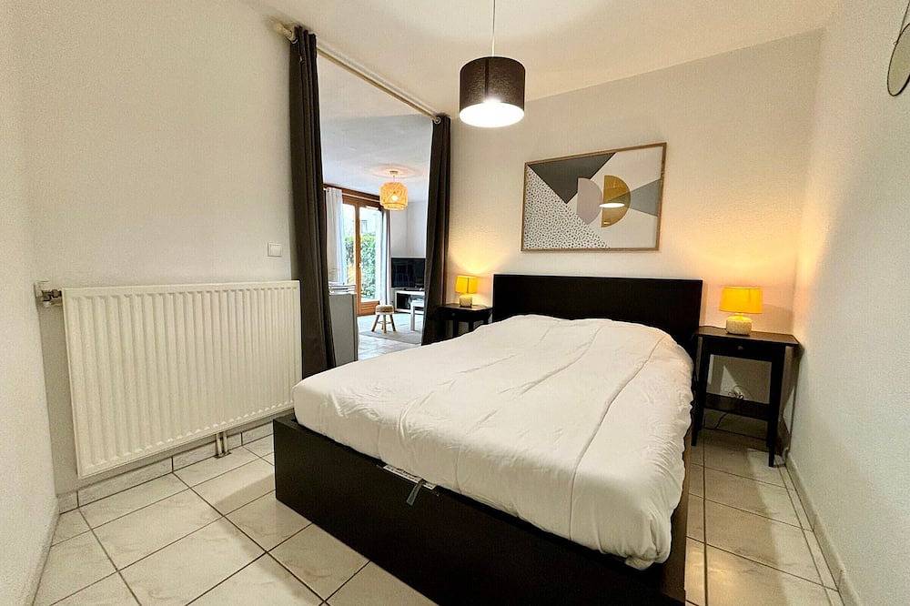 Entire apartment, Cozy Studio Near Central Annecy with Parking and Terrace in Annecy, Annecy region