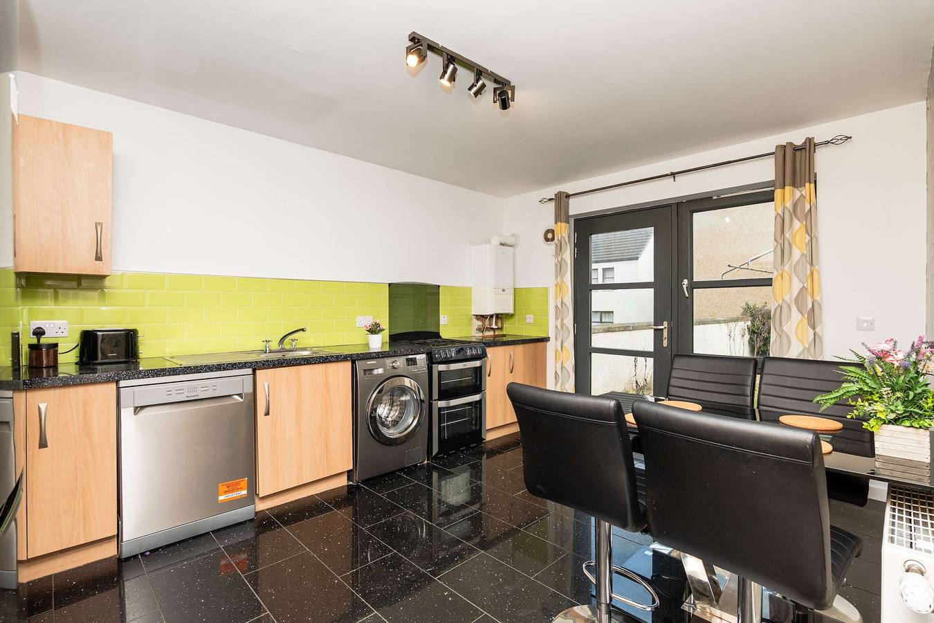 Aberdeen Spacious House - 3 Beds - Sleeps 5 with Free Parking and Fast Wi-Fi in Aberdeen, Aberdeenshire