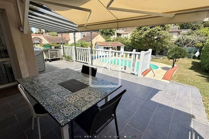 Family villa with a private pool in the Dordogne—within walking distance of town, near Sarlat and Padirac in Souillac, Lot