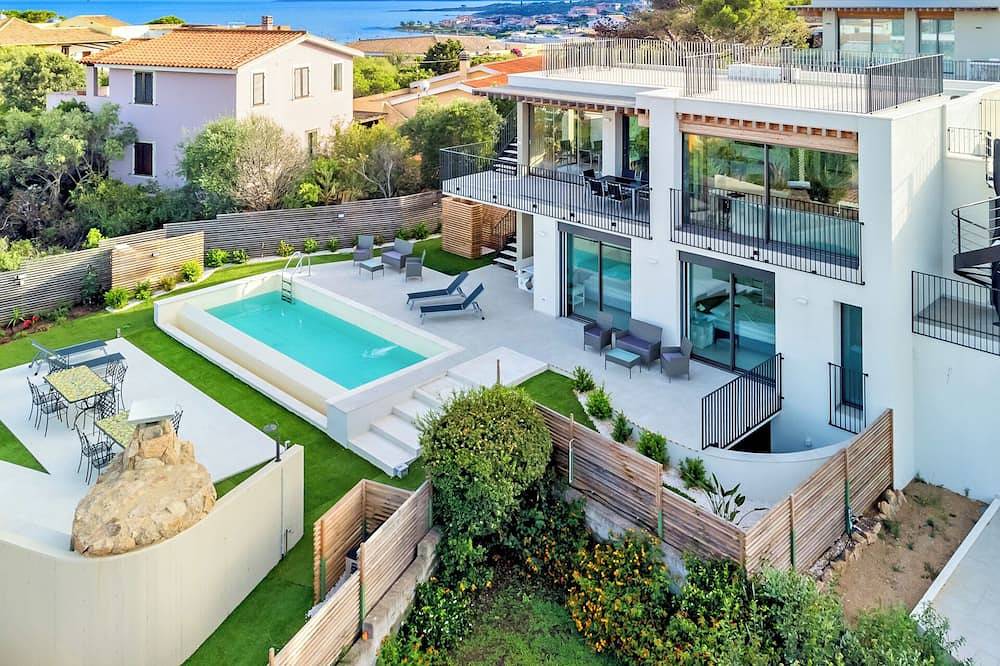 Villa Mirtillo with sea view and pool 400 mt from Golfo Aranci beach in Quinta Spiaggia, Golfo Aranci