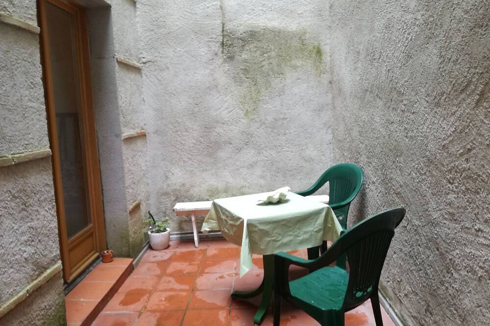 Apartamento entero, Atypical apartment + small courtyard, near Agen station and historic center in Agén, Región de Agen