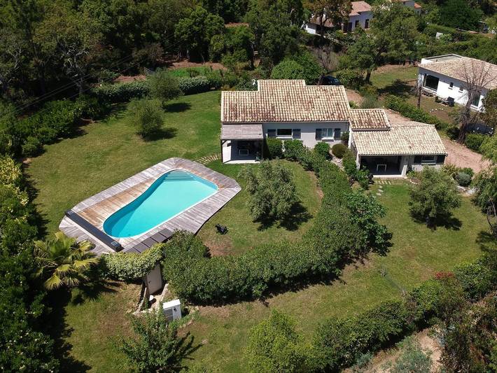 Gîte pour 11 personnes, avec Terrasse et Jardin ainsi que Piscine et Vue à Porto-Vecchio