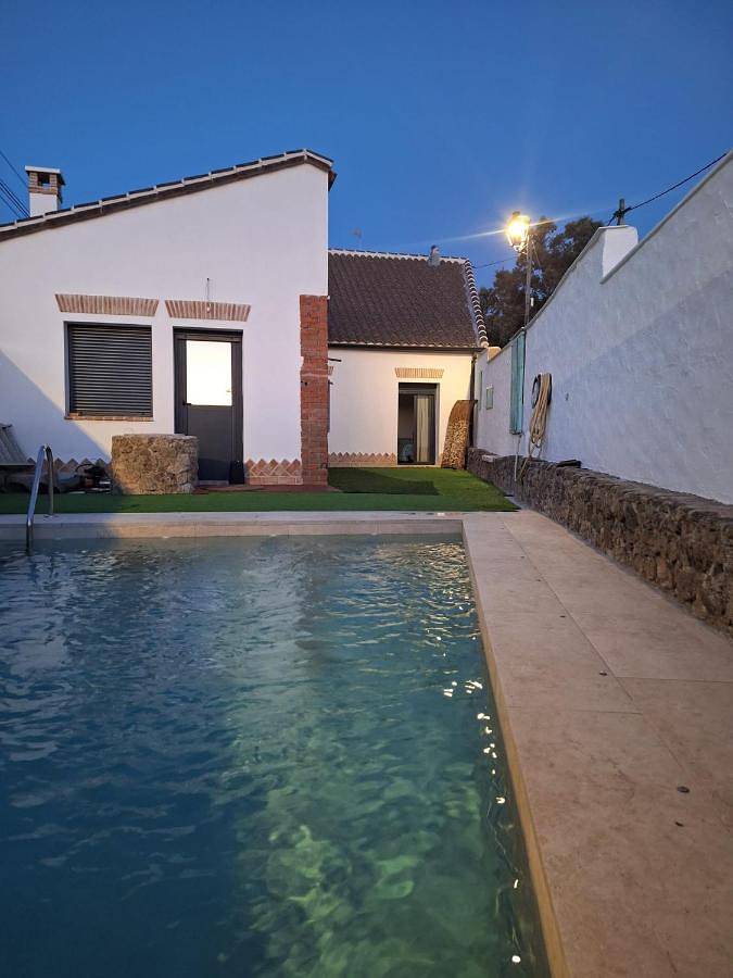 Casa de vacaciones para 6 personas, con vistas además de jardín y piscina - 1