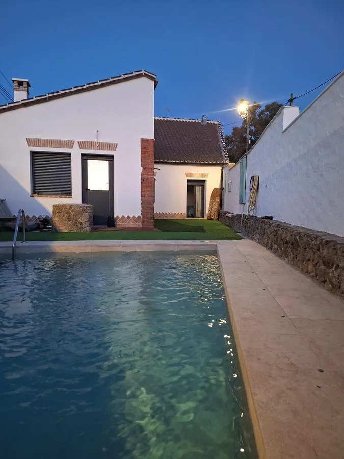 Casa de vacaciones para 6 personas, con vistas además de jardín y piscina - 1