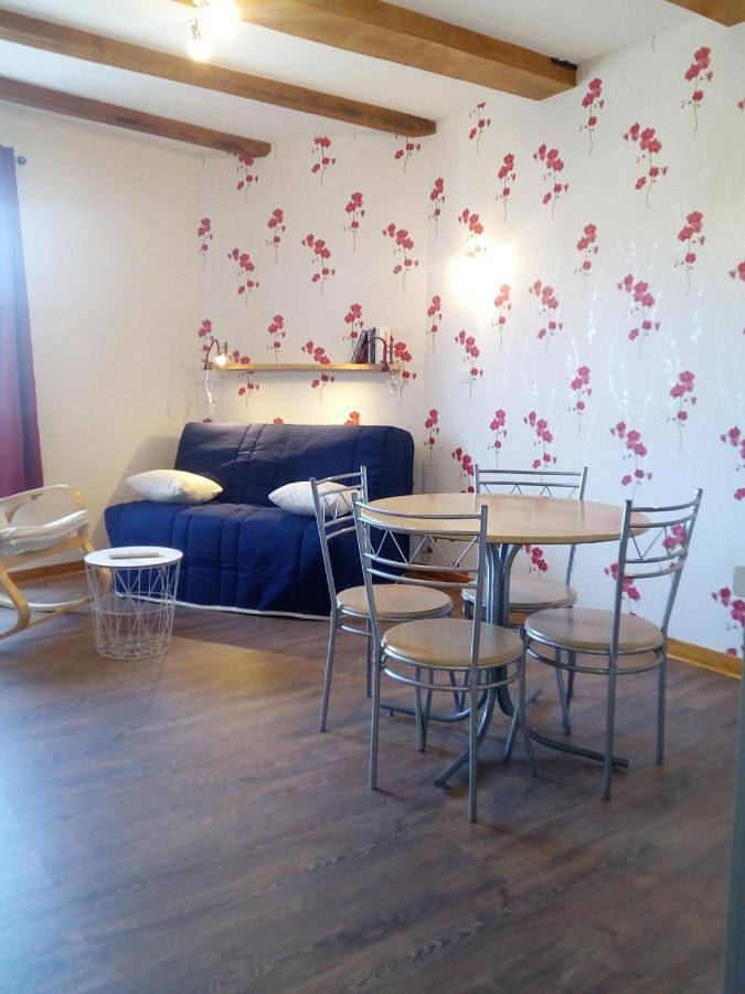 Gîte pour 2 personnes, avec Terrasse à Marcenat