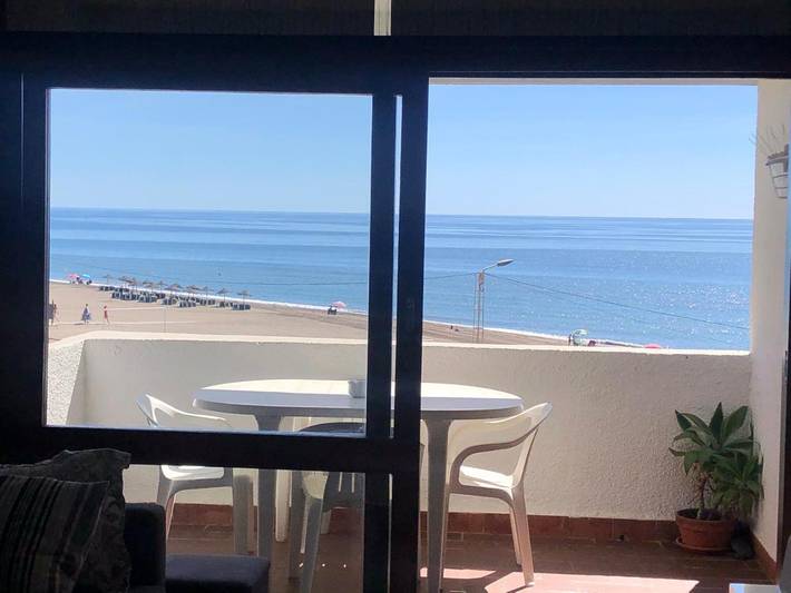 Apartamento para 6 personas, con piscina además de vistas y jardín, Se admiten mascotas en Torre de Benagalbón