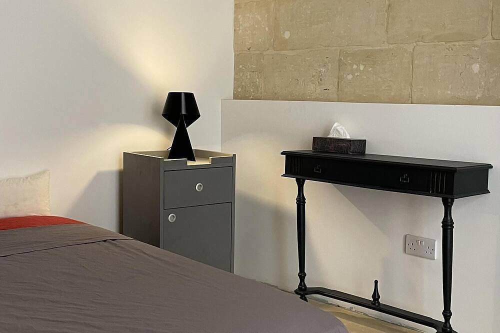 Ganze Wohnung, Sleep in History: Charming Studio in 16th-Century Palazo in Ancient Three Cities in Cospicua, Insel Malta