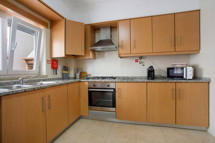 Casa de vacaciones 'Tina House' con terraza privada, Wi-Fi y aire acondicionado in Ferrel, Leiria District