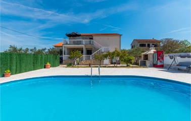 Ferienhaus für 12 Personen, mit Pool und Terrasse, mit Haustier in Zadar