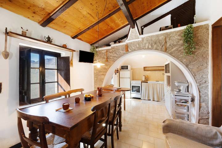 Hel lejlighed, Apartment 'La Dimora Del Tempo Perduto' with Mountain View, Shared Terrace and Wi-Fi in Castelvecchio di Rocca Barbena, Riviera di Ponente