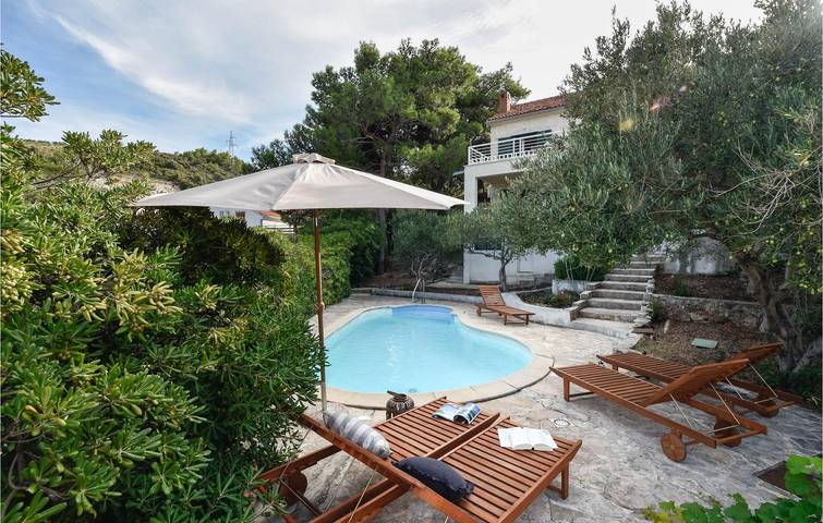 Geräumige 2-Zimmer-Wohnung mit Pool, in Strand- und Restaurantnähe in Postira, Brac