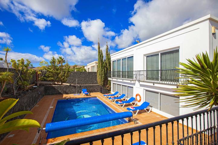Chalet para 12 personas, con jardín y balcón además de vistas al mar y piscina en Puerto Calero