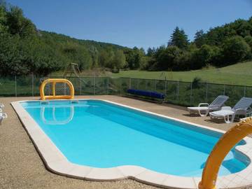 Gîte pour 5 personnes, avec piscine ainsi que vue et jardin, adapté aux familles à Les Eyzies-de-Tayac-Sireuil