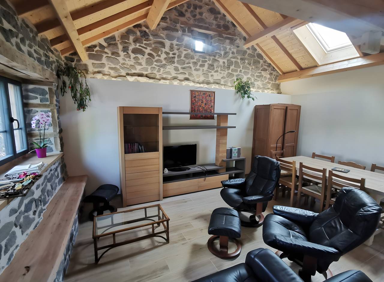 Gîte La Forge Faverolles – Traditionelles Haus mit großem Außenbereich in Val-d'Arcomie, Region Saint-Flour