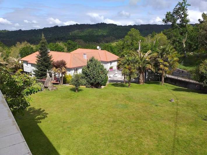 Casa rural para 9 personas, con piscina además de jardín y vistas en Nogueira de Ramuín