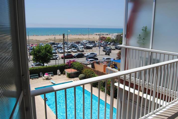 Apartamento para 5 personas, con vistas además de jardín y piscina en Casteldefels