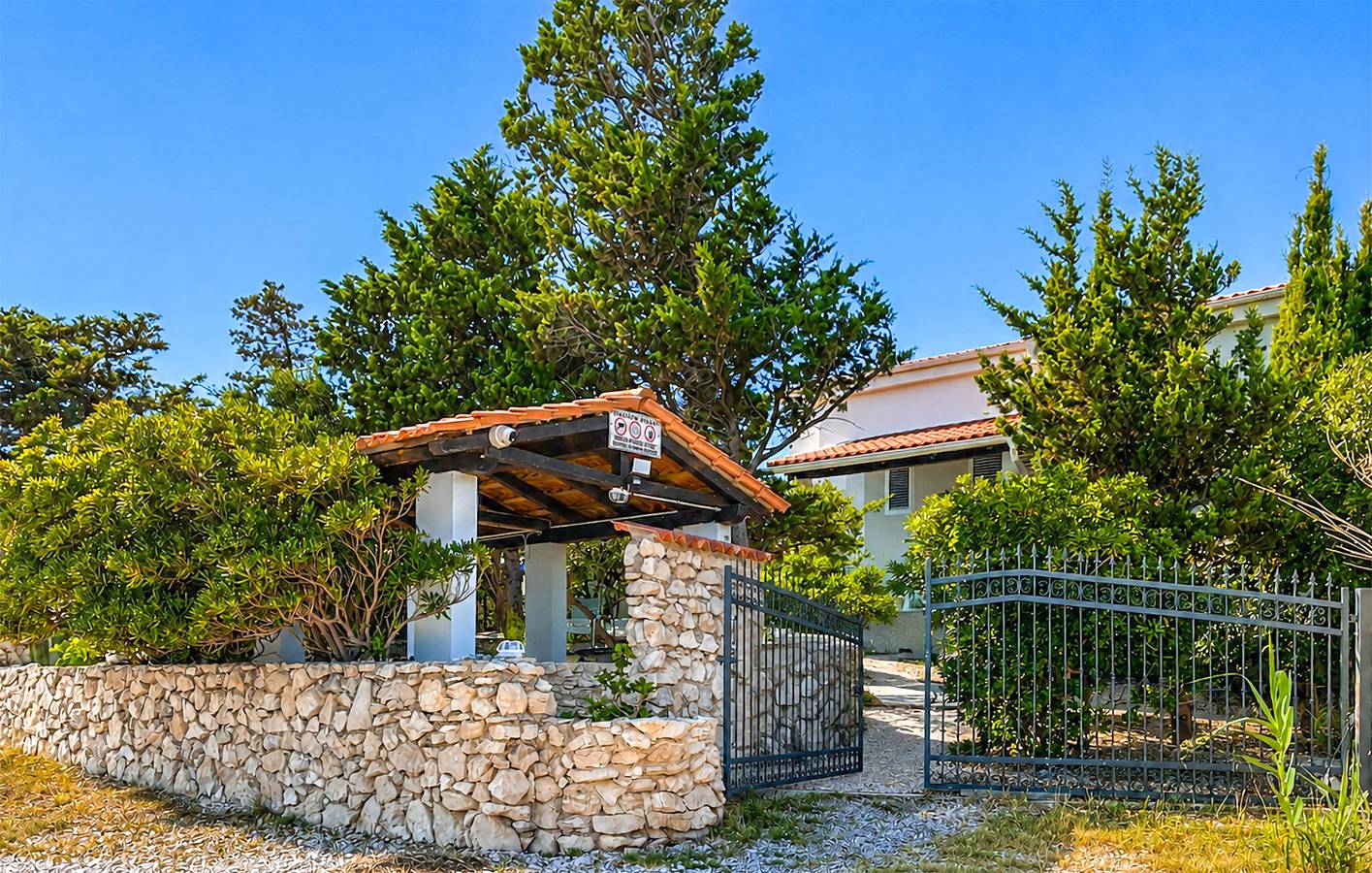 Ganze Ferienwohnung, Gemütliche Ferienwohnung mit Meerblick, Terrasse und Parkplatz, 800 m vom Strand entfernt in Pag