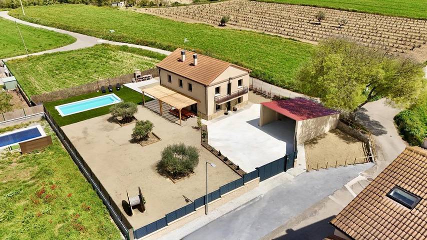 Location de vacances pour 14 personnes, avec Balcon et Terrasse ainsi que Jardin et Piscine à Oliana