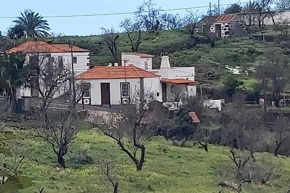 Casa Blanca, with outdoor space in rural environment and with all services in El Pino, Puntagorda