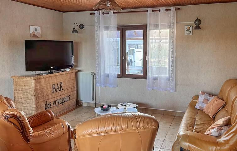 Geräumige 140 m² große Wohnung mit Garten, WLAN und Parkplatz in der Nähe des Flusses in Priziac, Pontivy und Umgebung