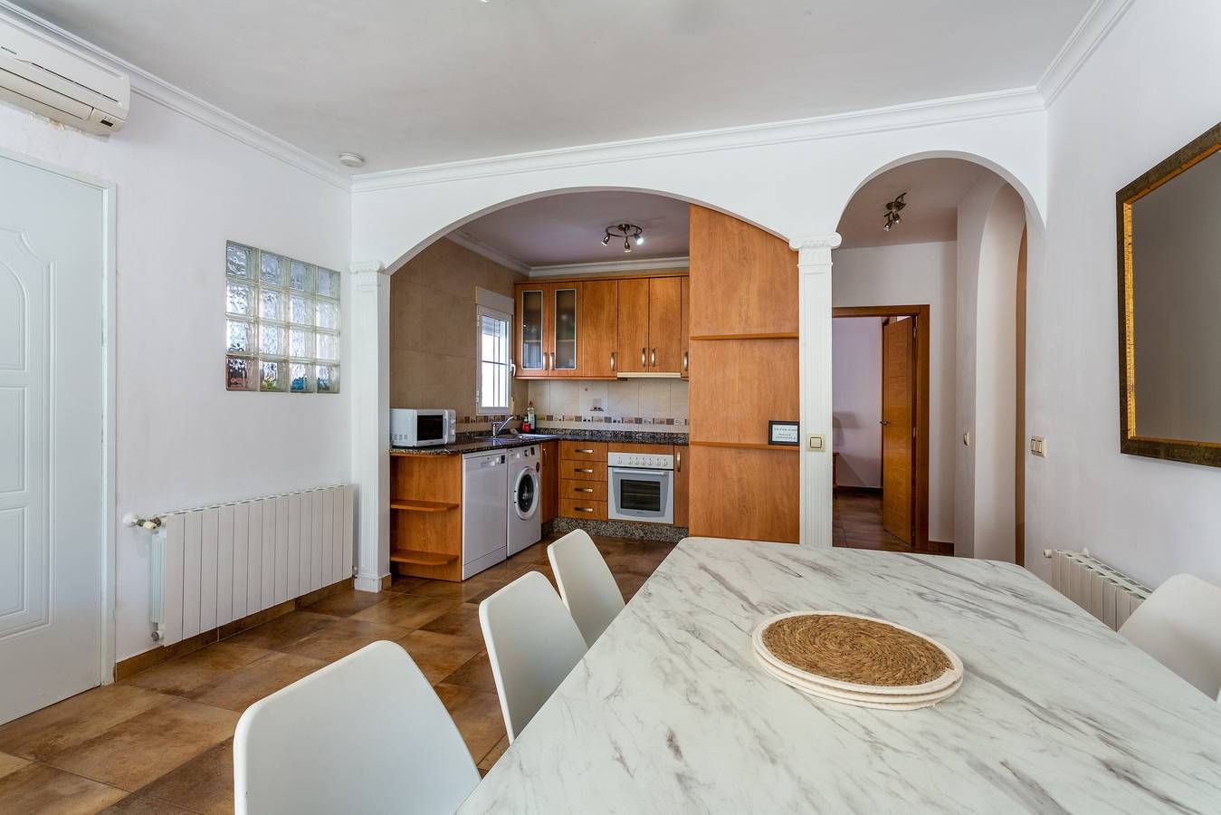 "Villa de 5 dormitorios con piscina privada y jardín" cerca del mar con piscina y Wi-Fi in Centro La Zenia, Orihuela