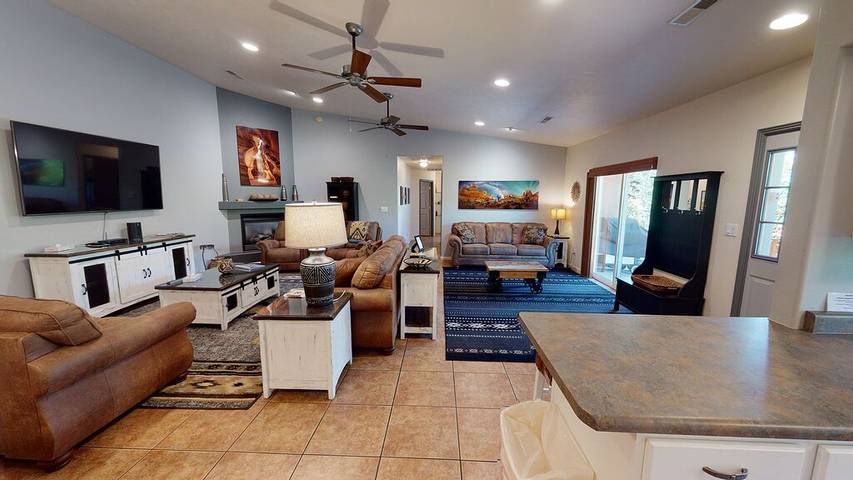 Vacation rental for 12 people, with pool and terrace as well as hot tub in Moab