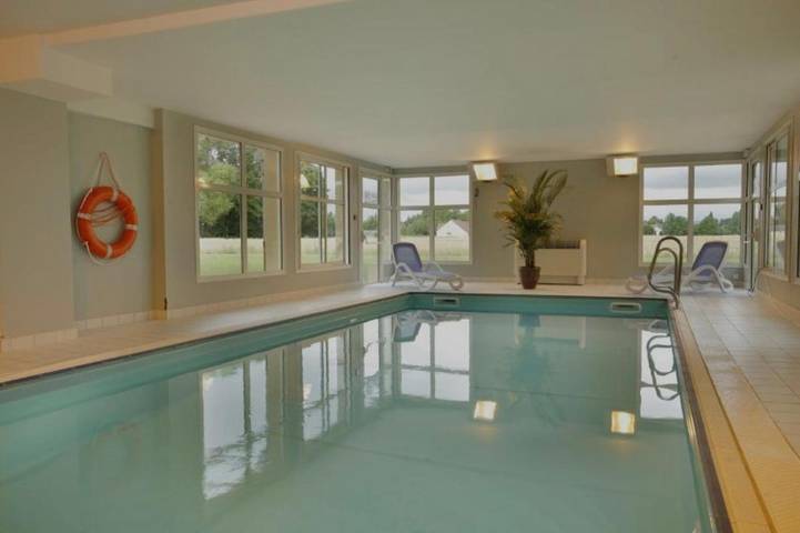 Gîte pour 4 personnes, avec piscine et sauna ainsi que vue et terrasse à Levernois