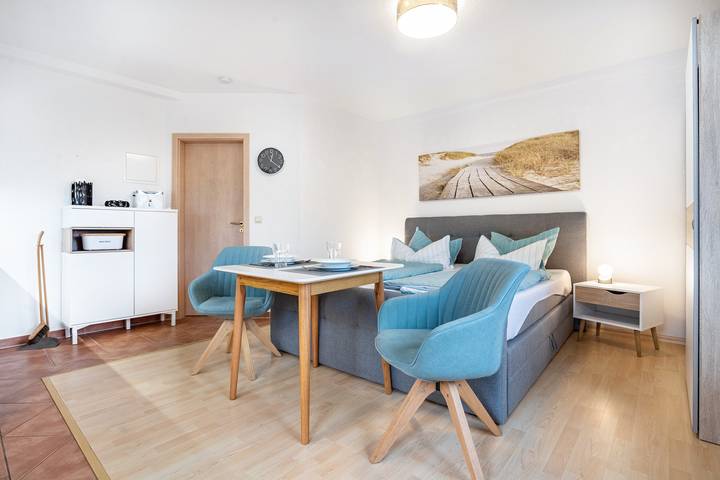 Geheel appartement, Appartement '8 Meeresbucht' met uitzicht op het meer, privéterras en wifi in Seedorf (Sellin), Sellin