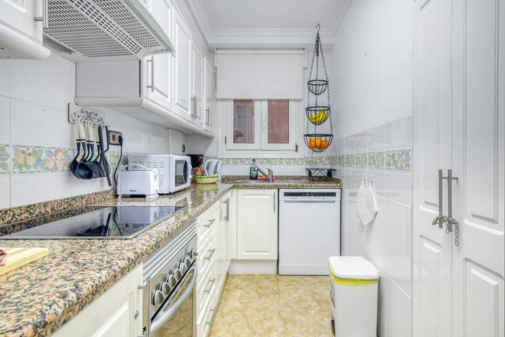 Apartamento entero, Apartamento 'Calpe Vistas Y Playa' con vistas al mar, Wi-Fi y aire acondicionado in Platja del Cantal Roig (Calpe), Calpe