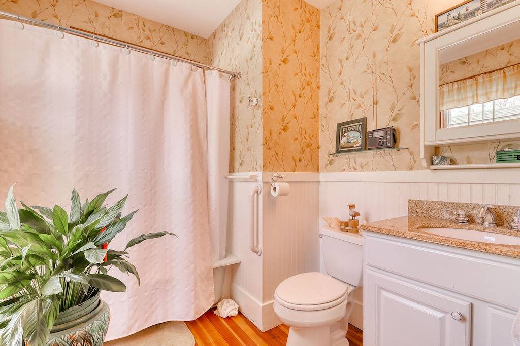 Geräumiges Haus mit voll ausgestatteter Küche, Holzofen, Veranda und Feuerstelle im Freien in Ogunquit, York County