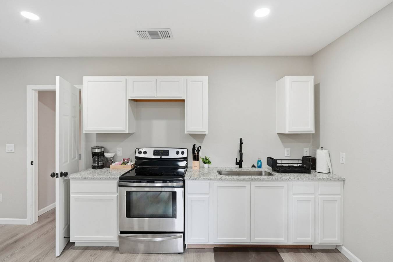 Apartamento entero, Cozy 3Br Suite| Insuite Laundry + Min to Downtown in San Antonio, Condado de Bexar