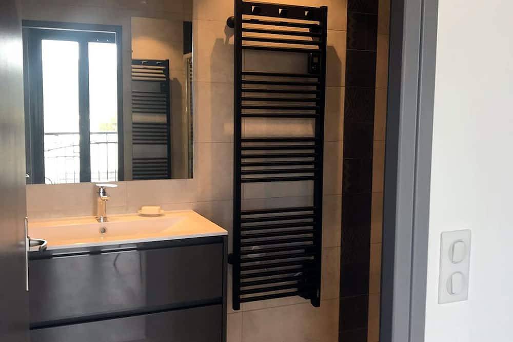 Entire apartment, 35m² studio with terrace and private garage in Aix-les-Bains, Chambéry region