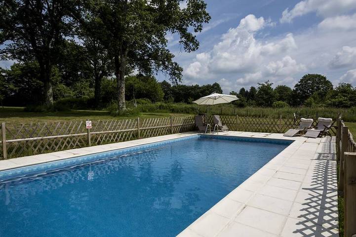 Gîte pour 4 personnes, avec terrasse ainsi que jardin et piscine à Cromac