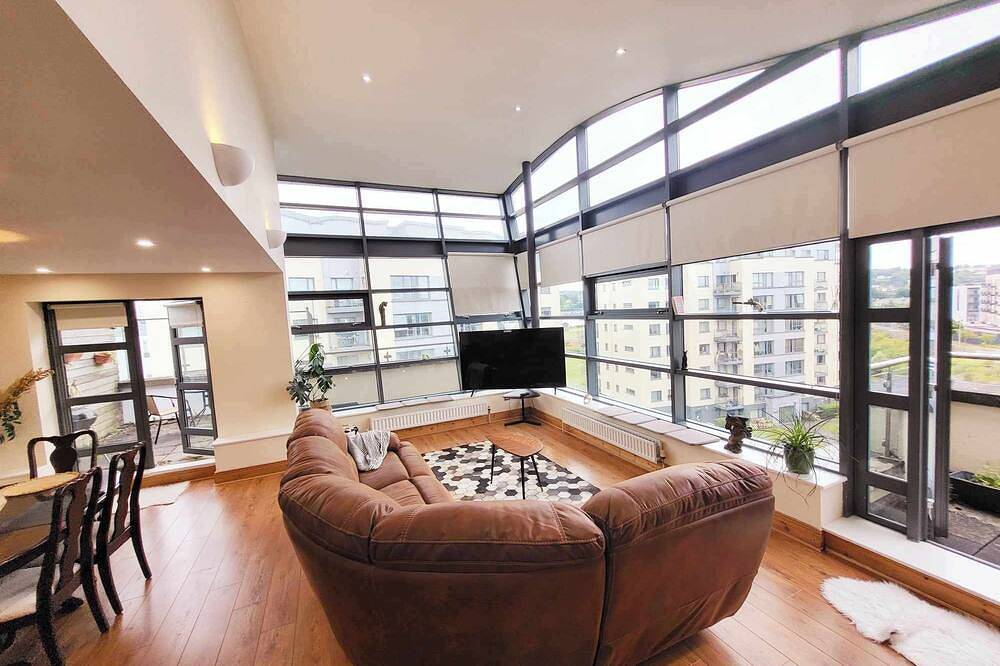 Entire apartment, Panoramic Two-bedroom Penthouse in Cork, County Cork