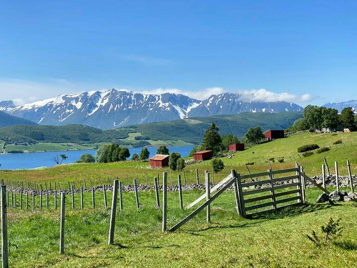 Restauriertes Gemeindehaus unter der Mitternachtssonne in Kvæfjord in Kvæfjord