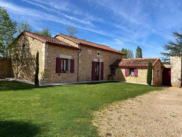 Location de vacances pour 2 personnes, avec Terrasse ainsi que Jardin et Vue à Saint-Amand-de-Vergt
