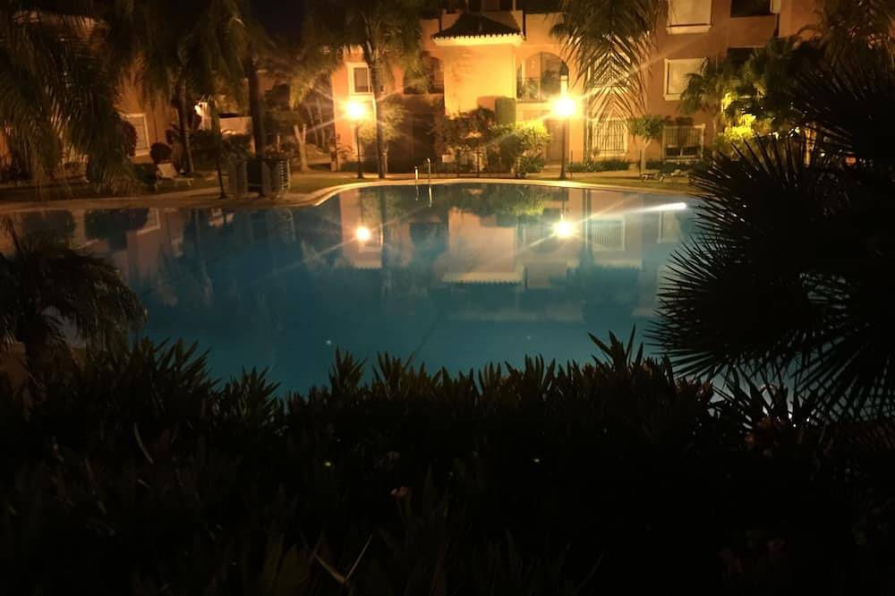 Appartamento intero, Grazioso appartamento al piano terra con giardino, vicino alla piscina. Wifi e parcheggio gratuiti in Sun Park (Estepona), Estepona