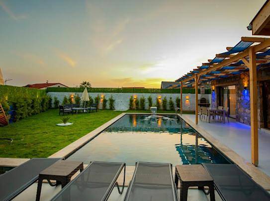 Chalet para 2 personas, con jardín además de piscina y jacuzzi en Fethiye