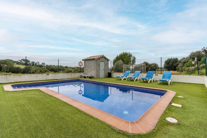 Casa de vacaciones 'Cal Viudet Vell' con vistas a la montaña, piscina privada y Wi-Fi in Caserras, Comarcas centrales