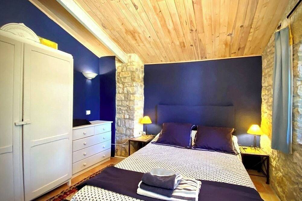 Charming 2-bedroom Provencal Cottage in Peaceful Venasque with Heated Pool in Venasque, Parc naturel régional du Mont-Ventoux