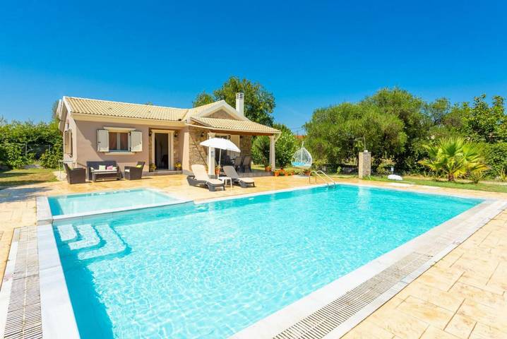 Vakantiehuis voor 4 personen, with Uitzicht op zee and Balkon as well as Terras and Tuin in Roda