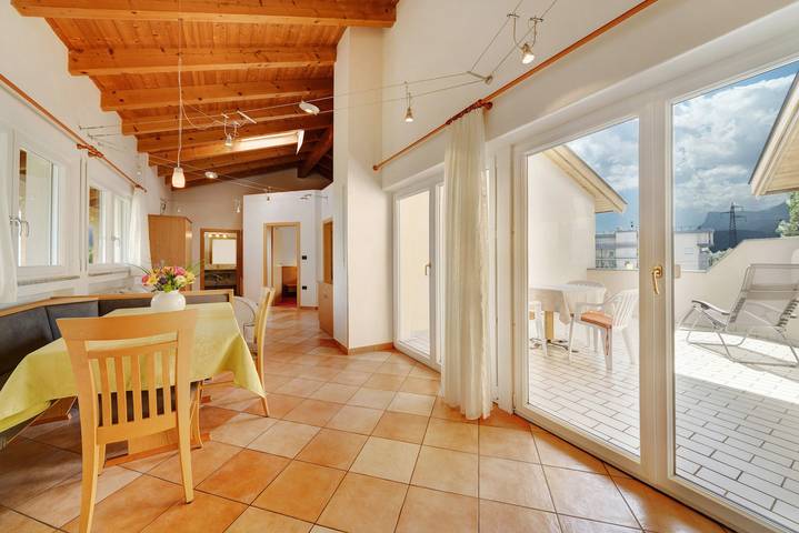 Appartamento intero, Appartamento vacanze "Weinsepphof 7" con vista montagna, piscina, Wi-Fi, giardino e balcone in Lana di Mezzo, Lana