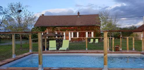 Gîte pour 8 personnes, avec piscine ainsi que terrasse et jardin, animaux acceptés à Bourbon-Lancy