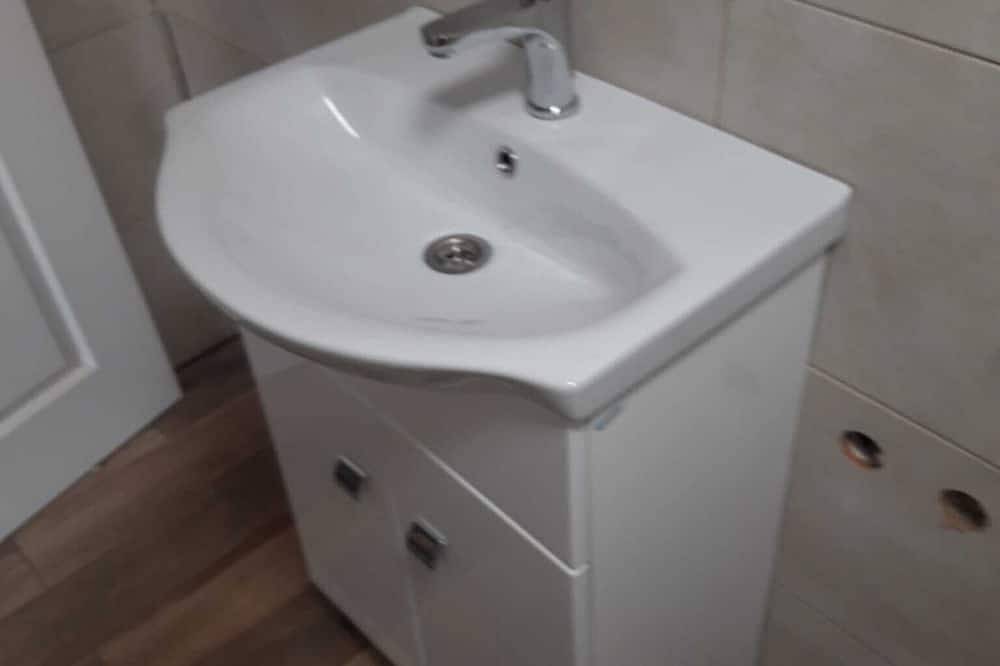 Neues Ferienhaus mit 2 Terrassen, direkt am Meer - ein Traum umgeben von Wald in Betina, Općina Murter-Kornati