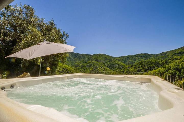 Gîte pour 4 personnes, avec balcon ainsi que piscine et jacuzzi à Carcheto-Brustico