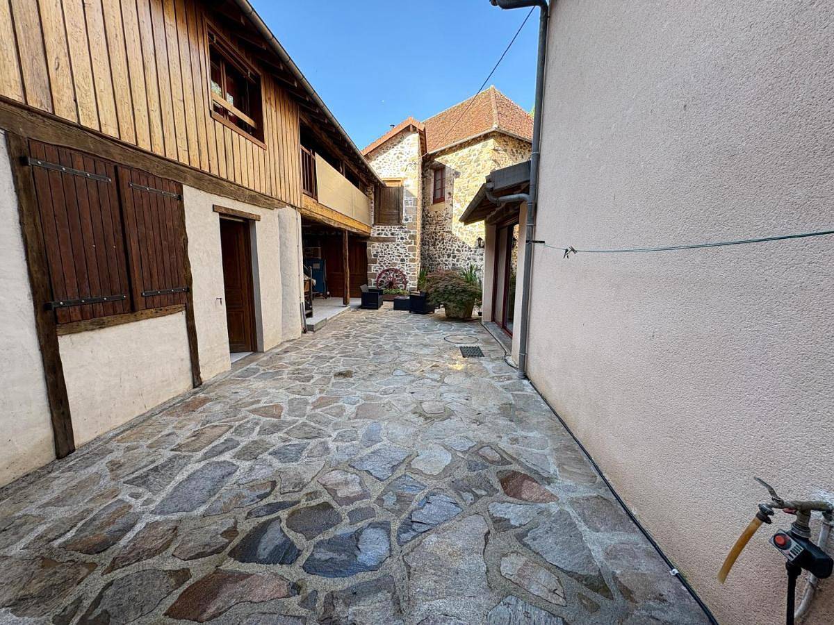 Petite maison avec cour fermée in Beaulieu-sur-Dordogne, Région de Brive-la-Gaillarde