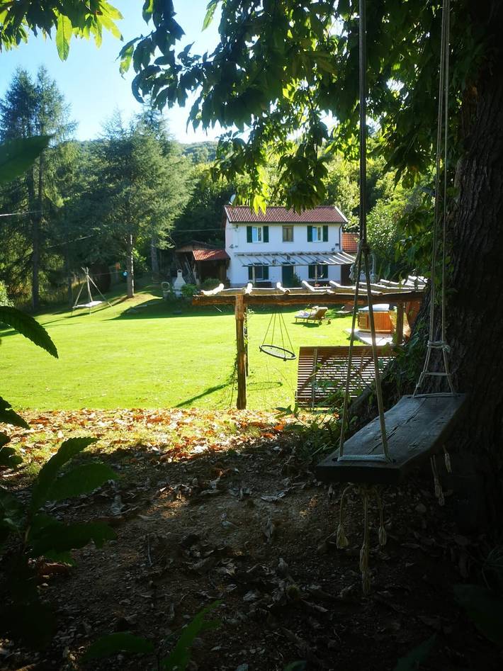 Casa vacanze 'La Rosa sul Lago' adatta agli animali domestici, con giardino privato, spa e Wi-Fi in Osiglia, Alpi Liguri