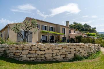 Cottage pour 6 personnes, avec piscine ainsi que vue et jardin à Piégon